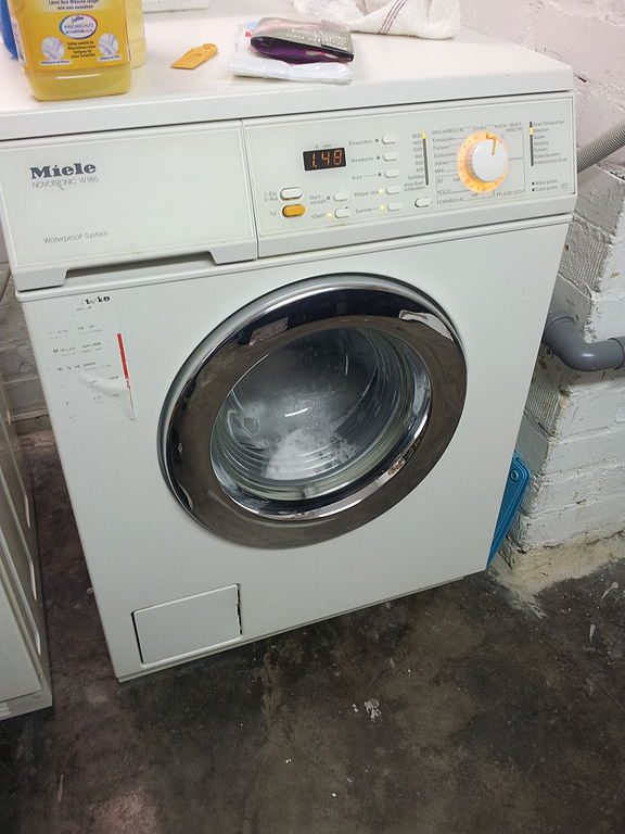 Tackling the Problem: Dealing with a Leaking Washing Machine插图1